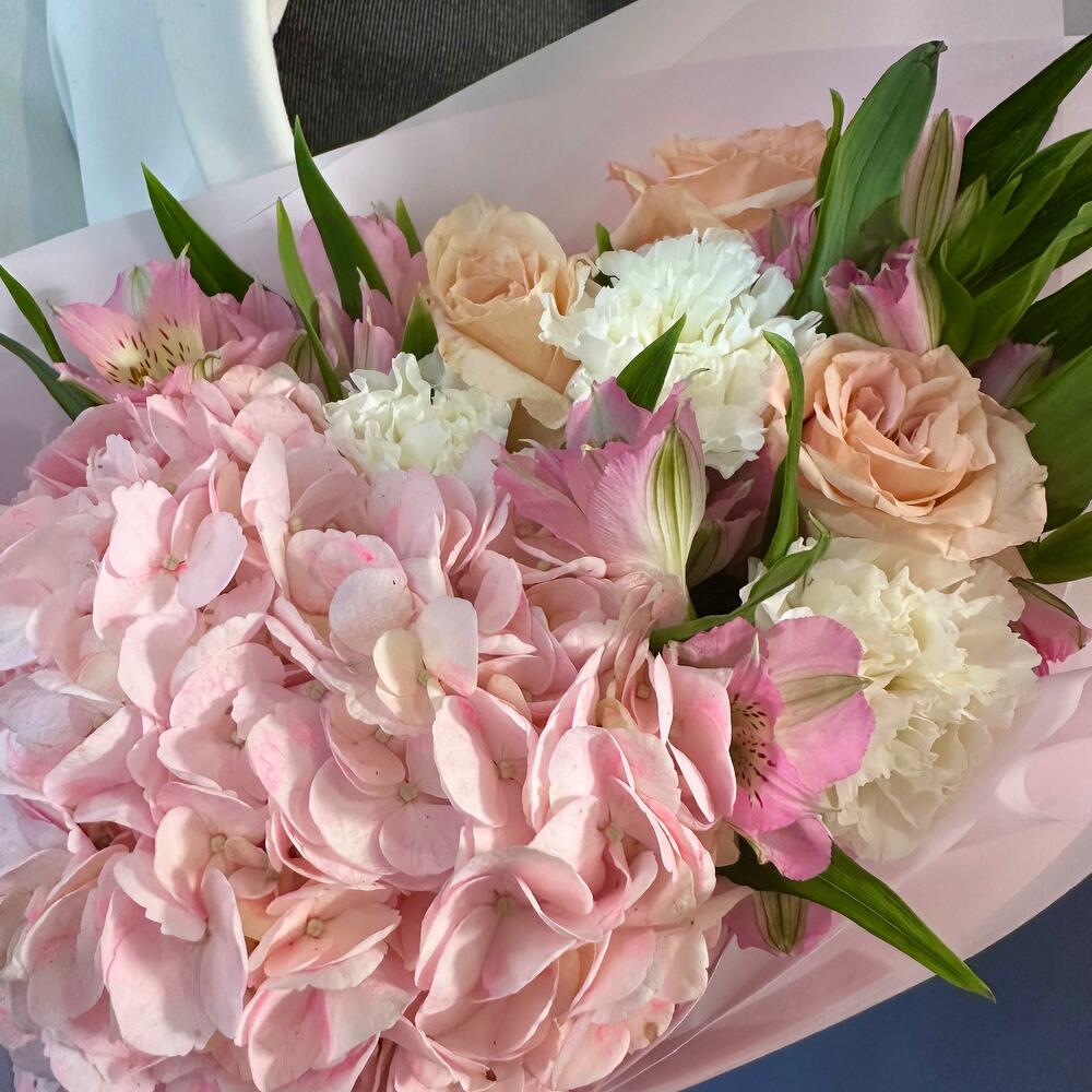 Авторский букет с гортензией и персиковыми розами
