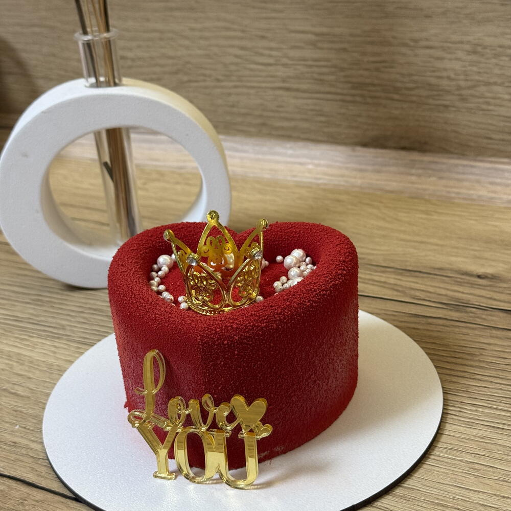 Бенто-торт муссовый сердце с короной и посыпкой в подарок