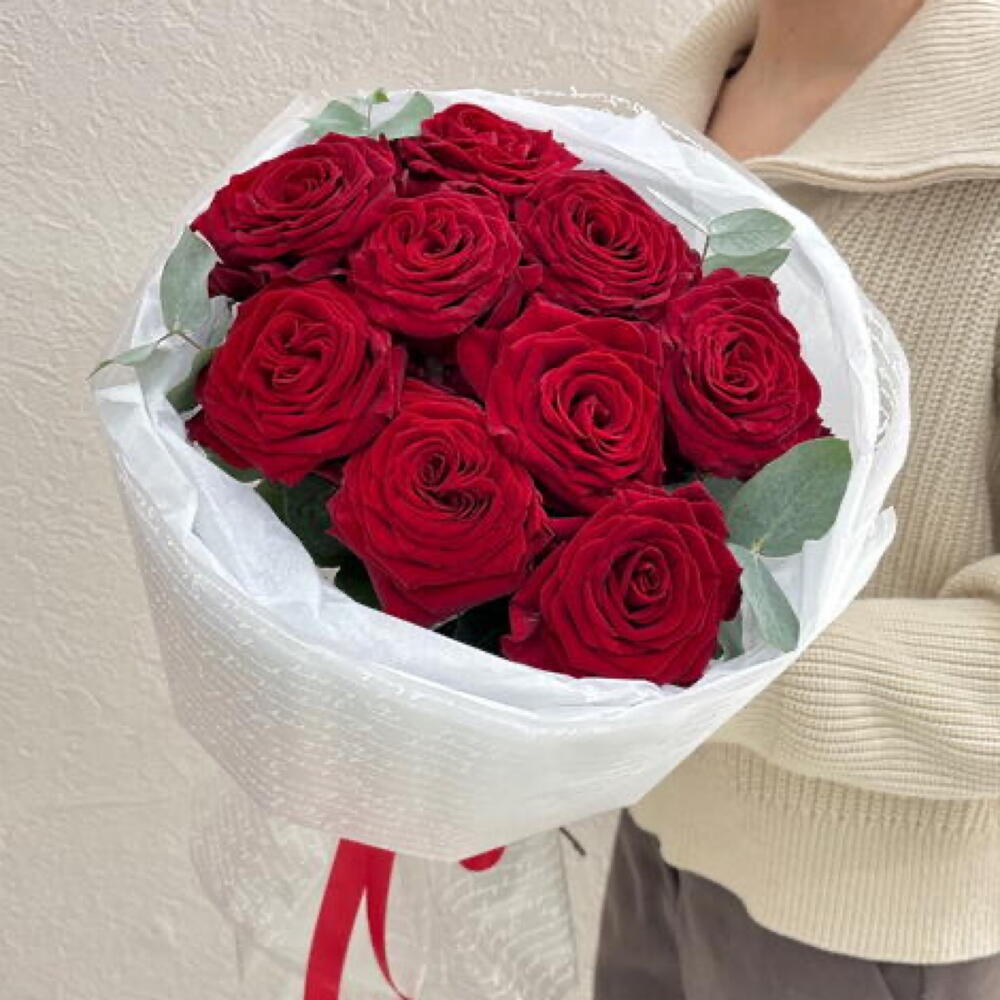 Люблю 😘 монобукет из 9 алых роз с ароматным эвкалиптом