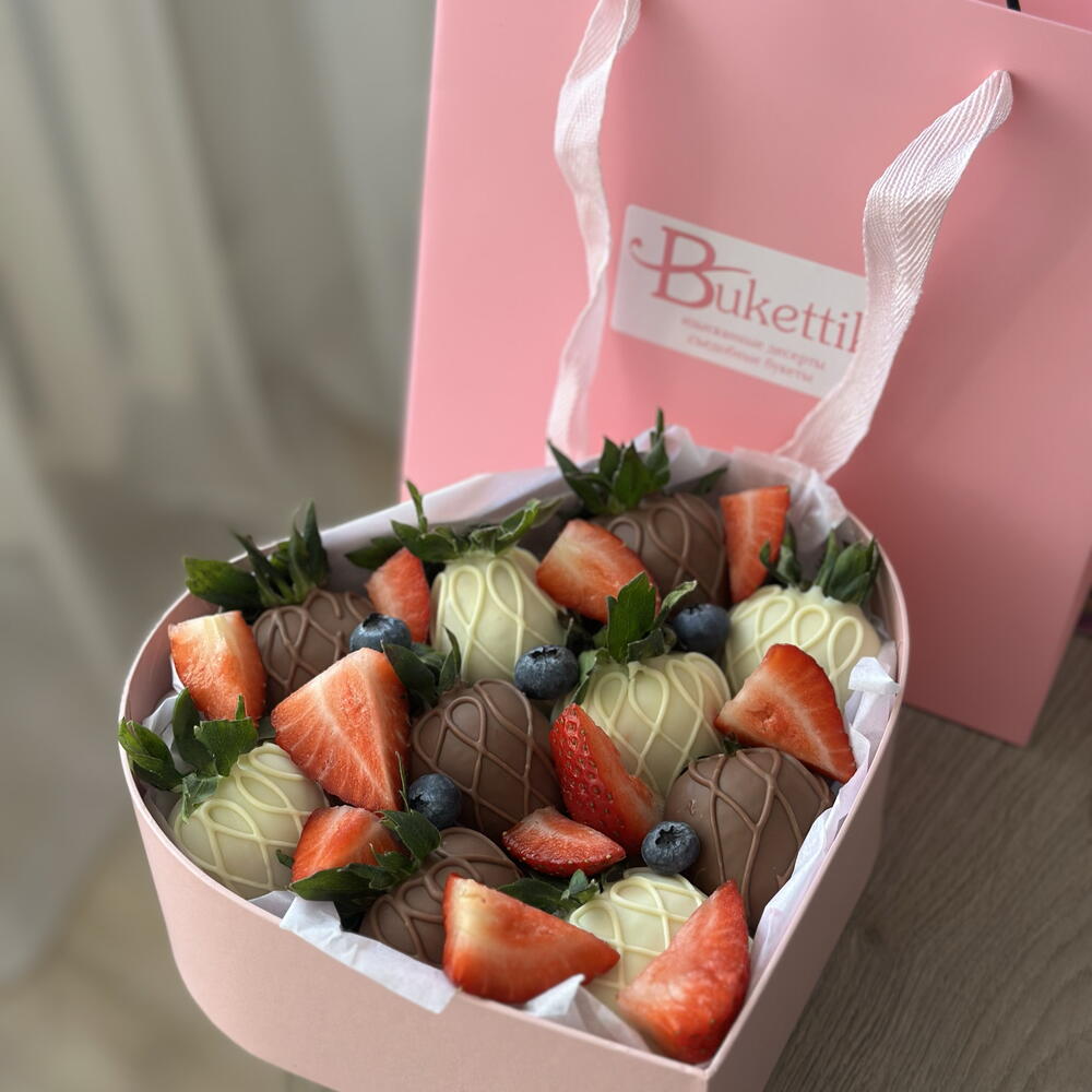 Клубника в шоколад в коробке сердце