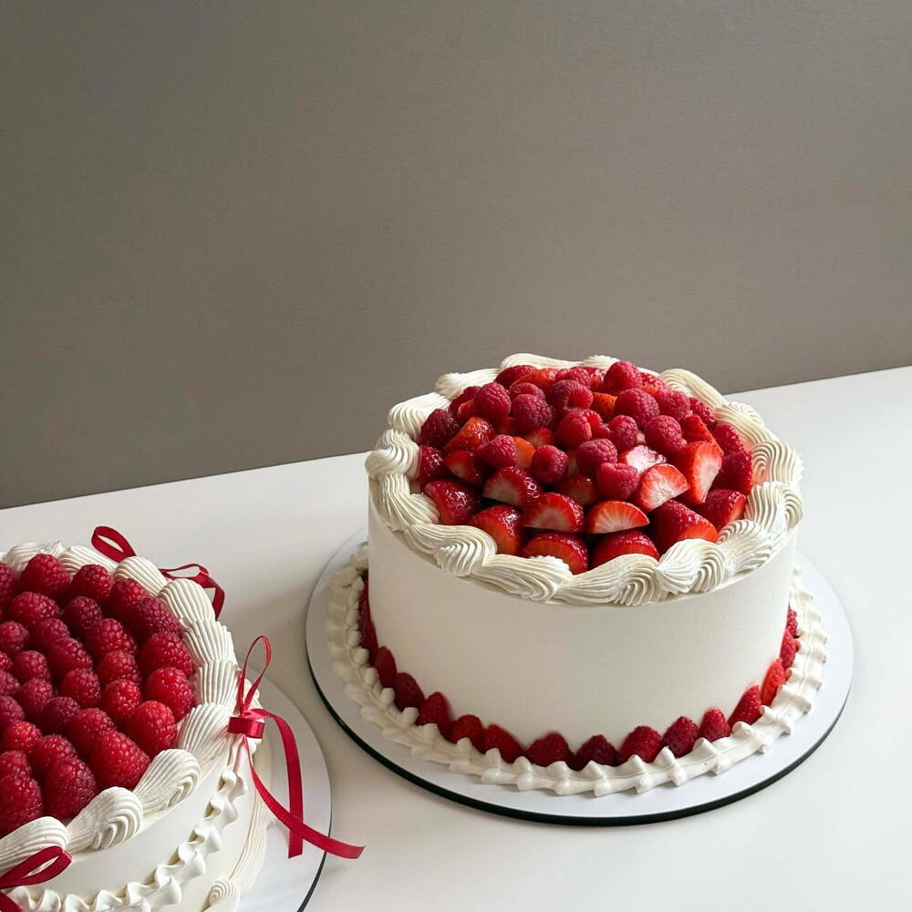 Ягодный торт «Berry Cloud» — торт с клубникой и малиной, праздничный торт, торт на день рождения, ягодный десерт
