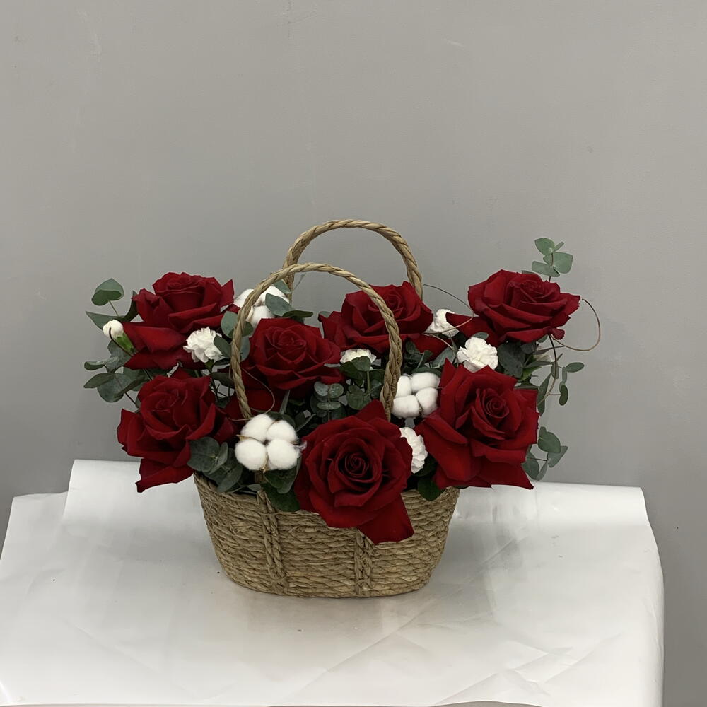 Корзина с французскими розами и хлопком