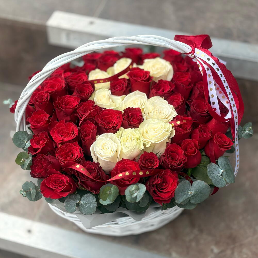 Корзина из роз с вашей буквой
