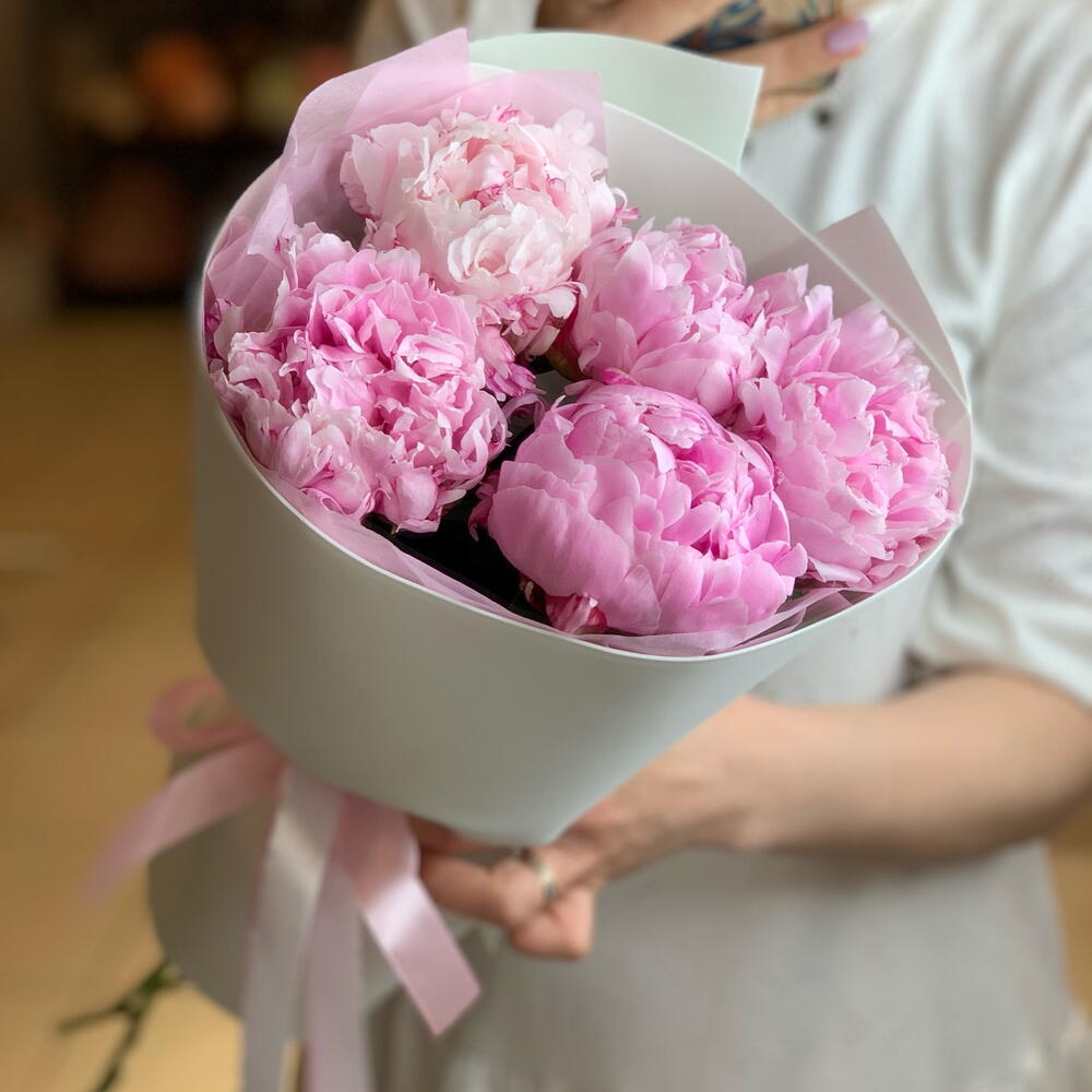Букет из 5 розовых пионов
