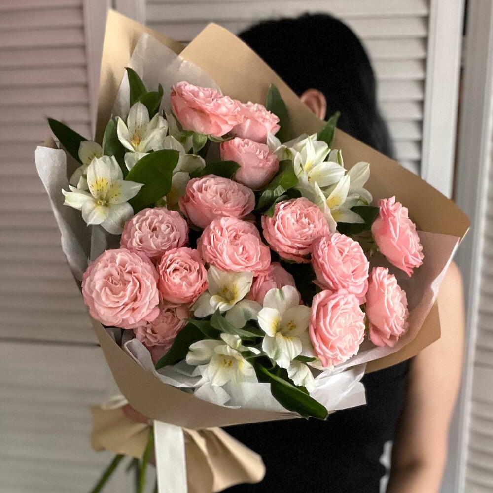 Пионовидные кустовые розы и альстромерии 💛