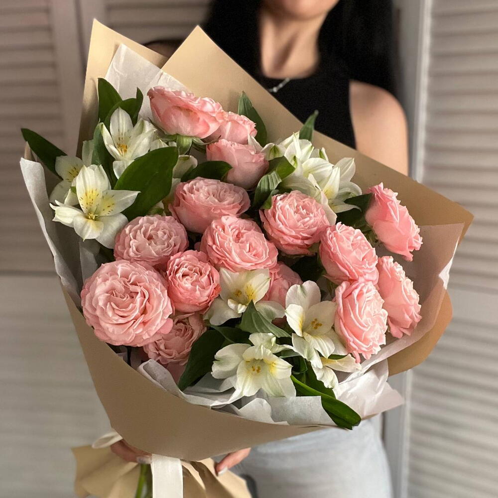 Пионовидные кустовые розы и альстромерии 💛