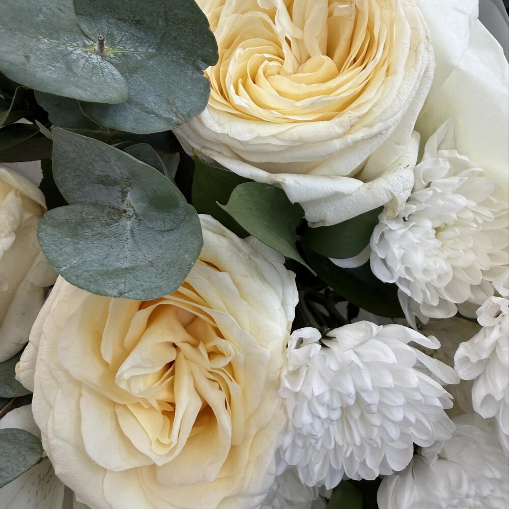 Акция! белоснежный букет с розой , альстромерией и эвкалиптом, размер S
