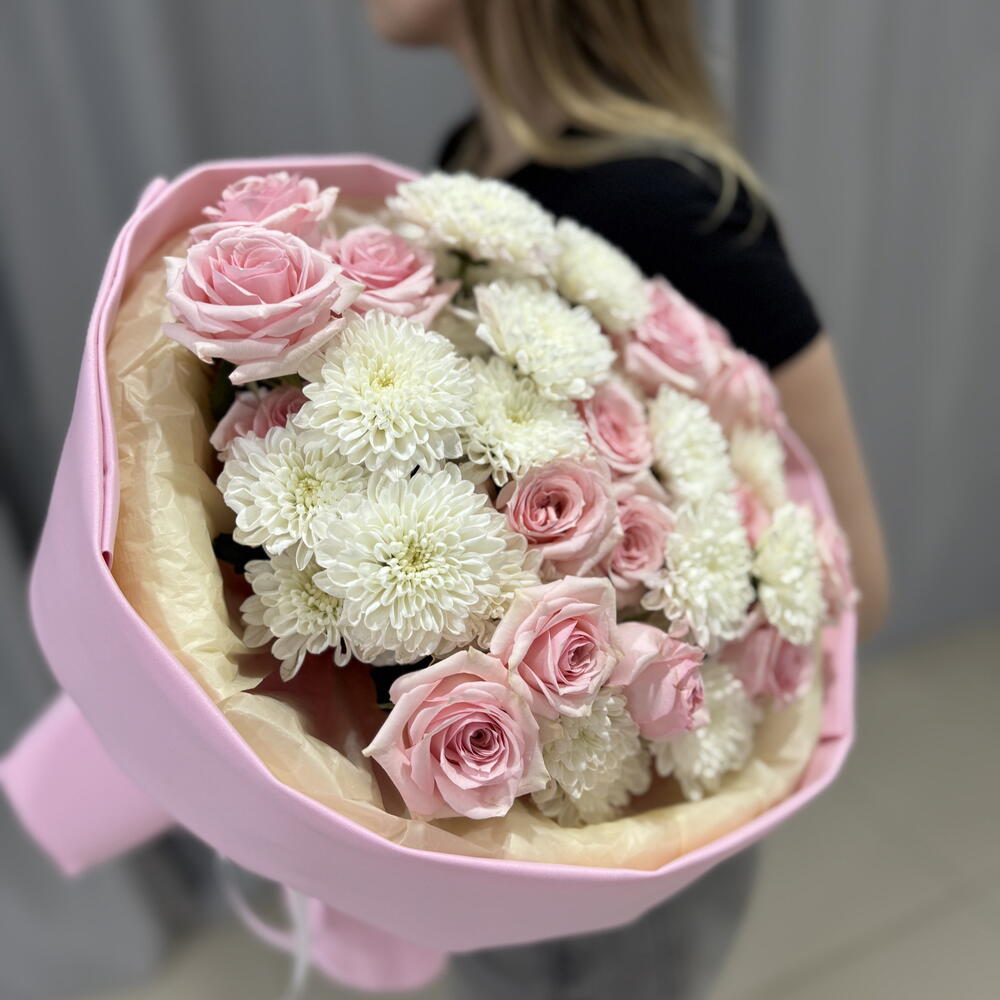 Букет из розовых кустовых роз 5шт и кустовых хризантем 4шт