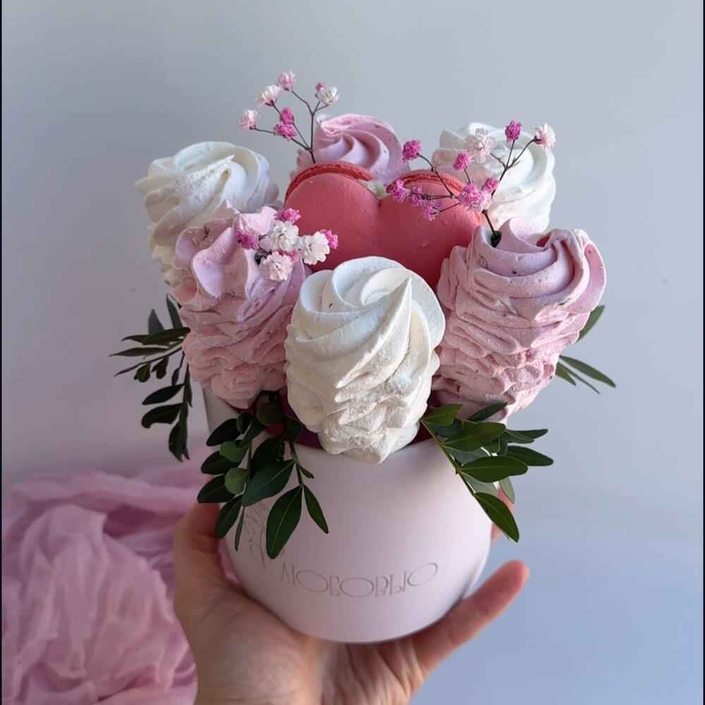 Букет из зефир и макарон маме