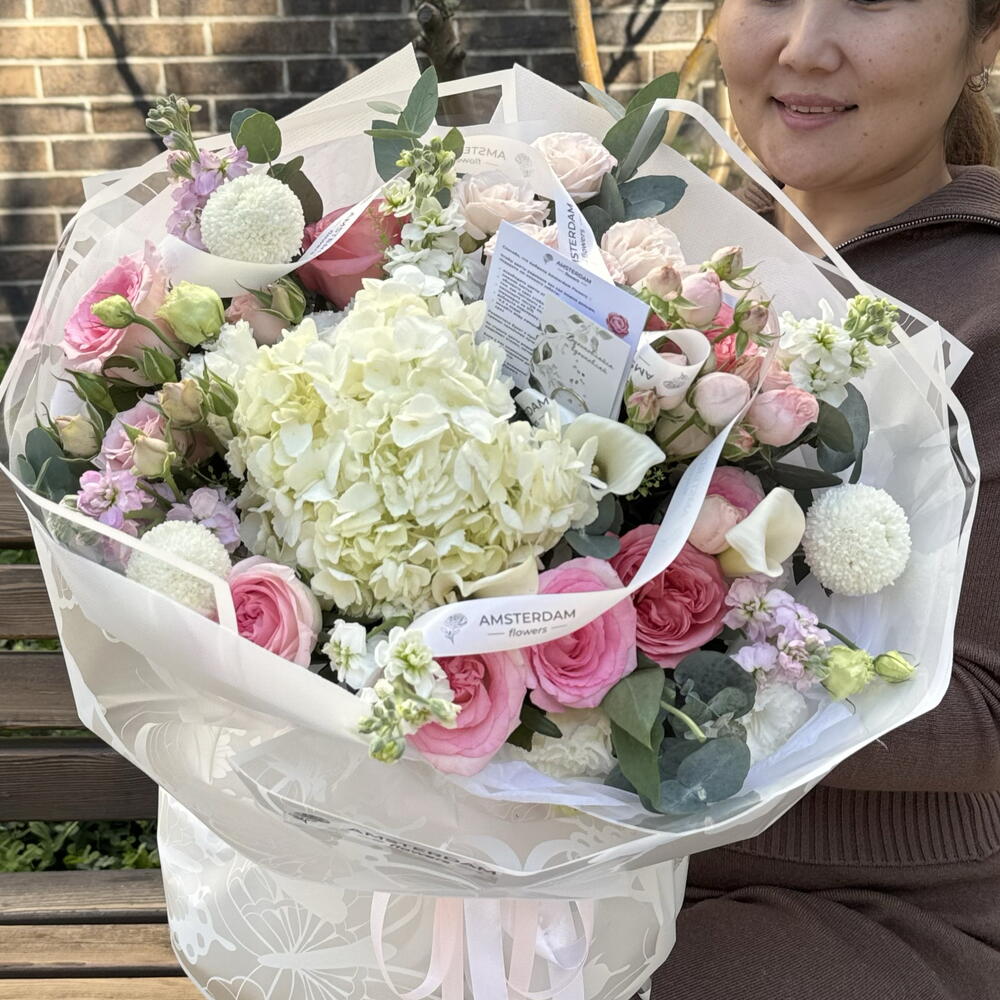 Роскошный букет с каллами, кустовыми розами, пионовидной розой, гортензией