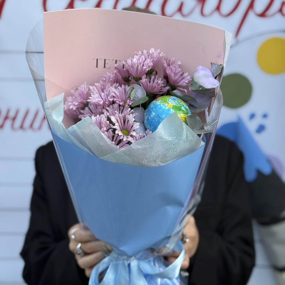 Для учителя: хризантемы Сантини с глобусом / мини букет