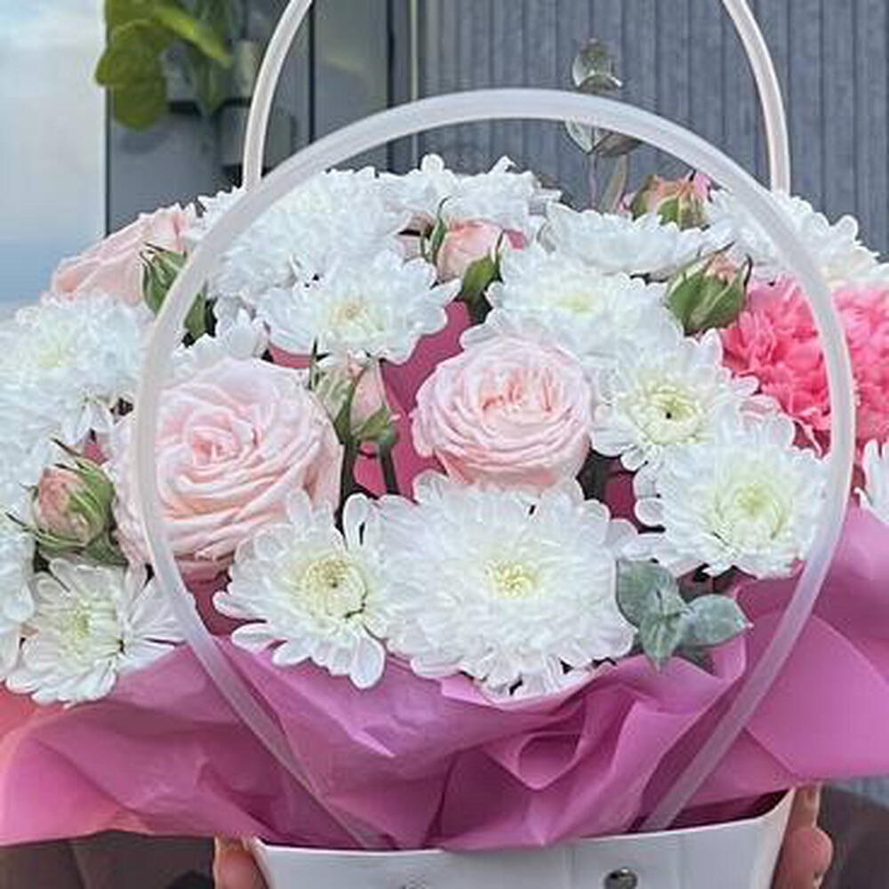 Композиция из хризантем и кустовых роз