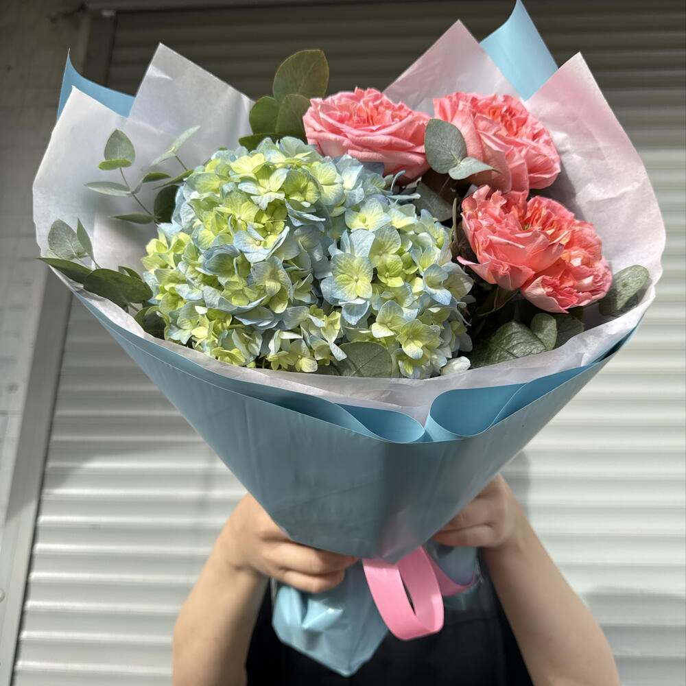 Букет «Мальвина» 🦋в составе гортензия, розы MANDARIN, эвкалипт