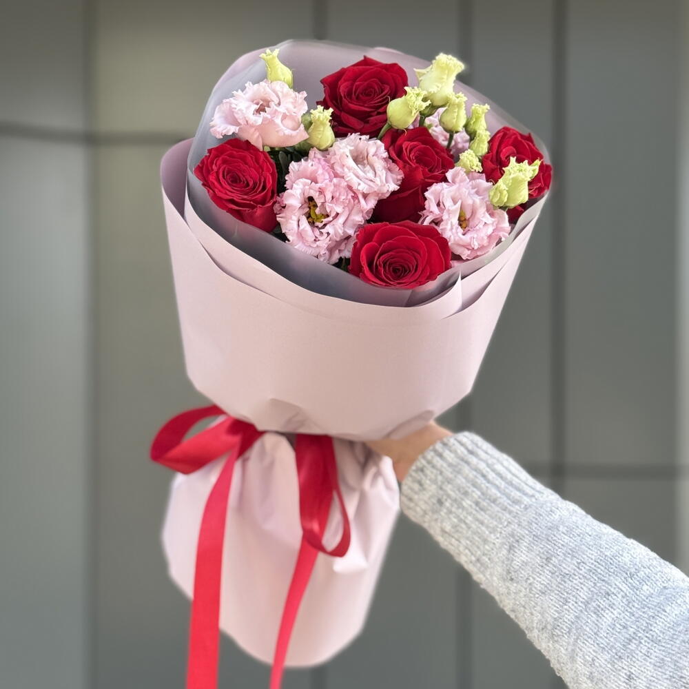 Букет Искра S из красных роз и розовой эустомы