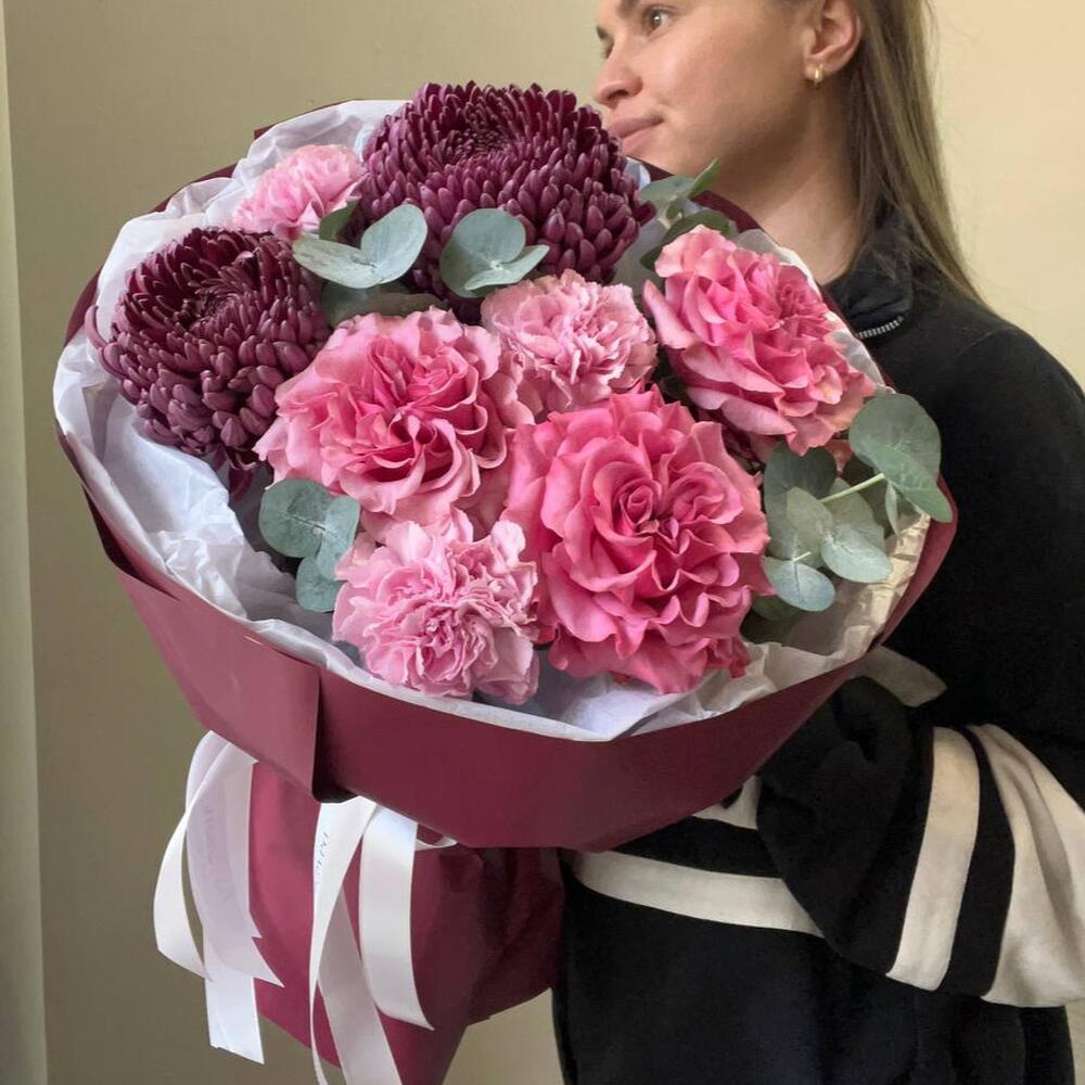 Букет «Винный вечер»: Хризантемы Бургунди, Розы и Гвоздики в бордовой упаковке