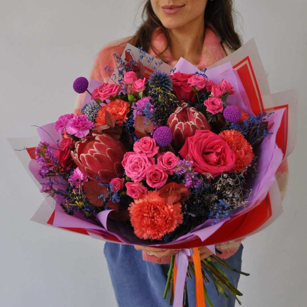 Протея и розы в ярком букете «Луна моей жизни», Цветы и подарки в Санкт ...