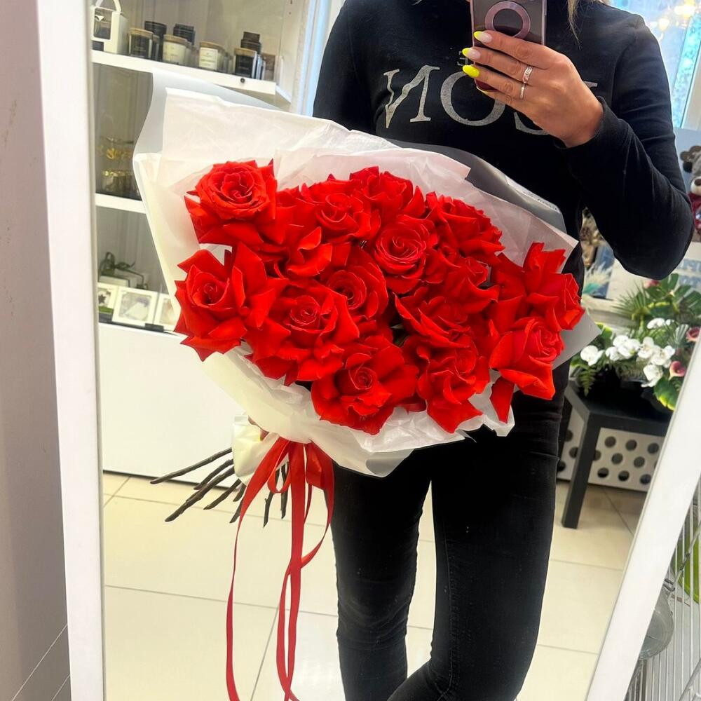 Букет алых роз