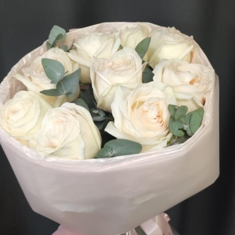 9 пионовидных роз сорта Плая Бланка с эвкалиптом для  любимой