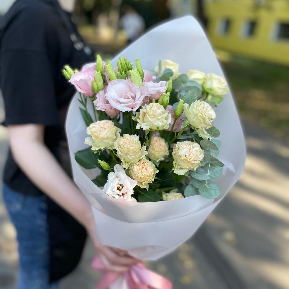 Букет из эустом и кустовых пионовидных роз с эвкалиптом