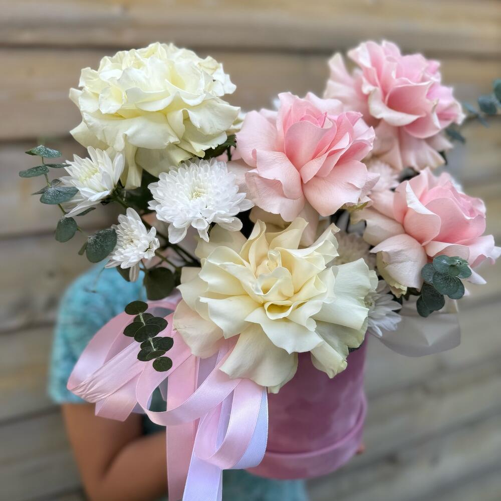 Ажурные розы в шляпной коробке