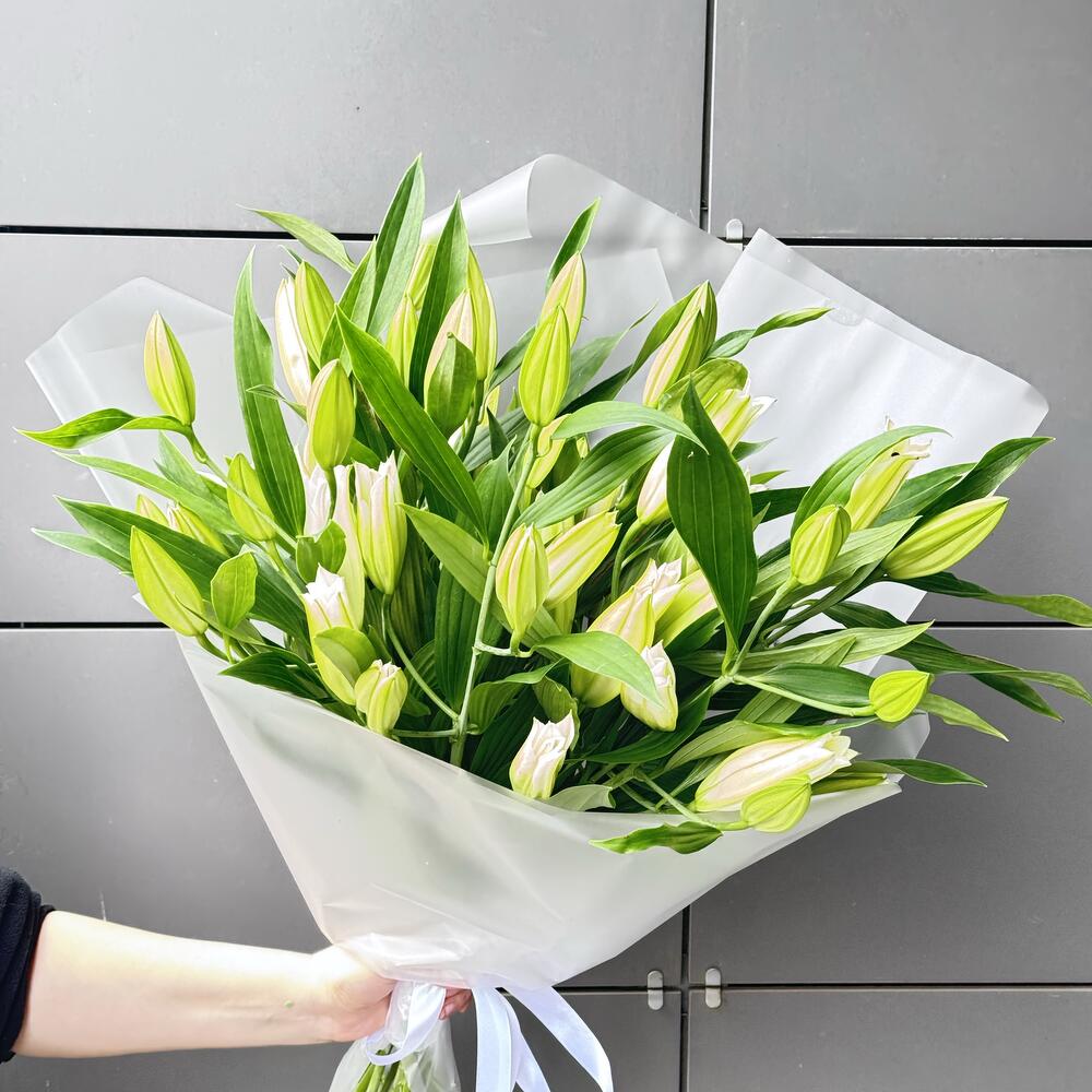 Букет с лилиями