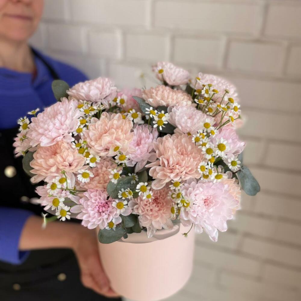 Хризантема с ромашками в коробке
