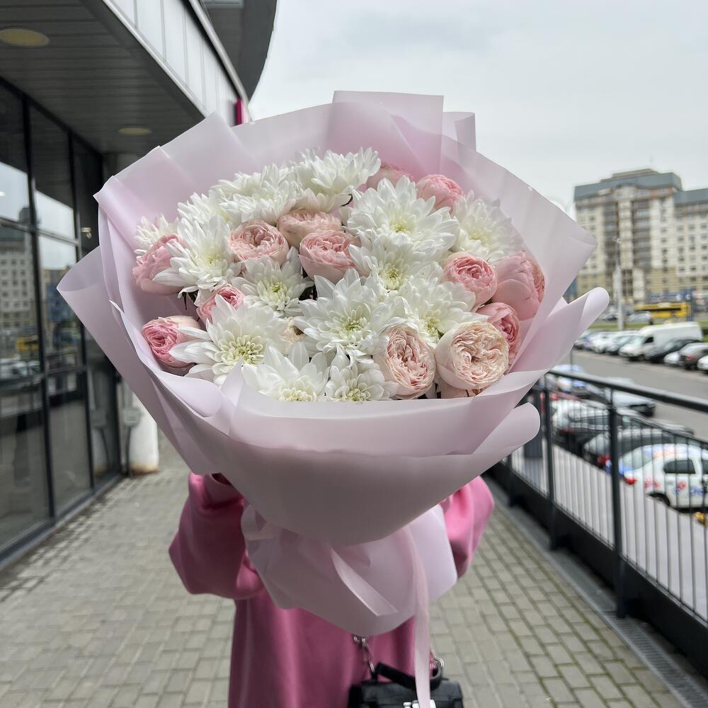 Букет с кустовой пионовидной розой