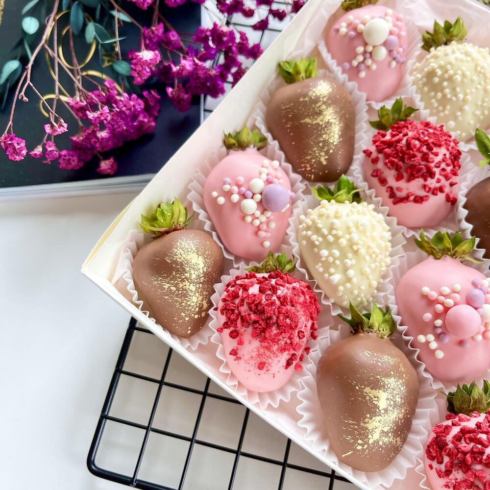 Клубника в шоколаде нежный микс подарок + подарок от Vivienne Sabo — румяна MACARON 16-20 ягод