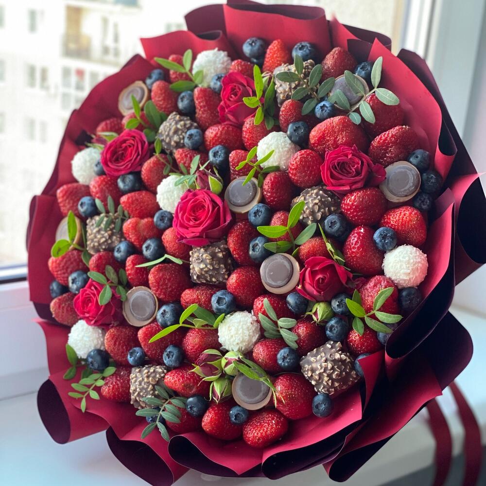 Клубничный букет с конфетами и розами
