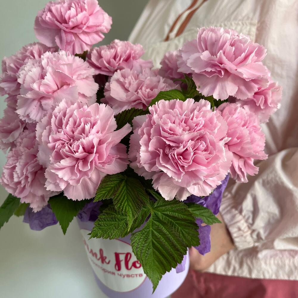 Стойкие диантусы и малина в шляпной коробке 🌸