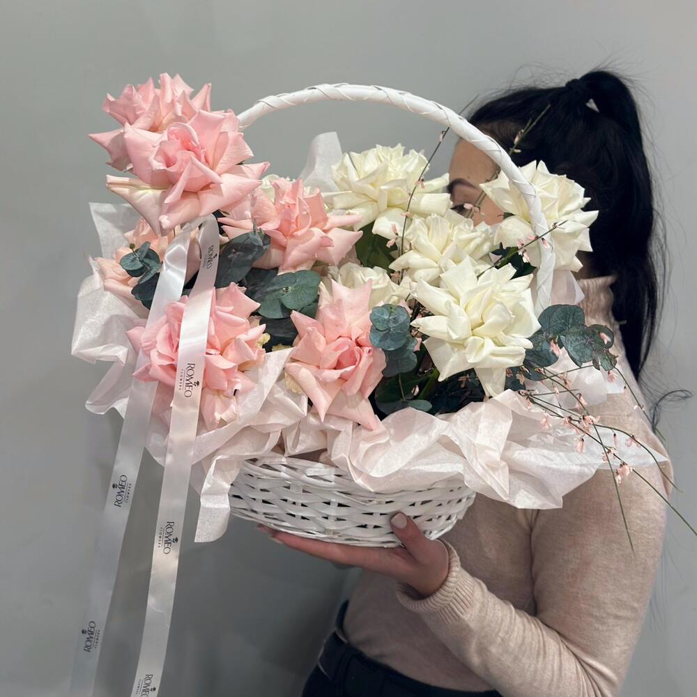 Корзина с французскими розами (15 штук )
