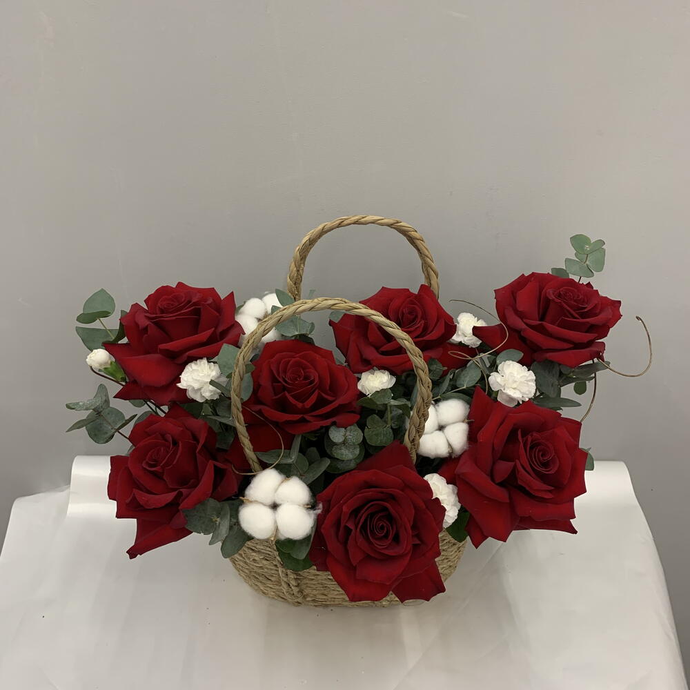 Корзина с французскими розами и хлопком