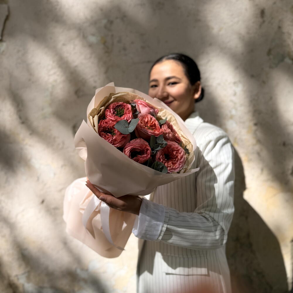 Дофаминовый букет «Вкус лето у Джейн Остин» из пион роз сорта MANDARIN X-Pression в конфетной форме
