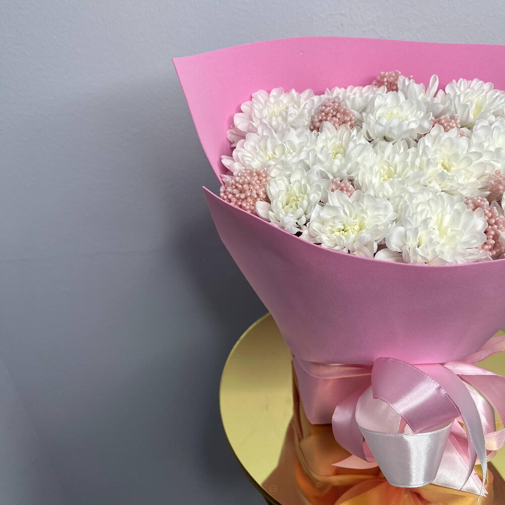 Композиция из хризантем и рисового цветка
