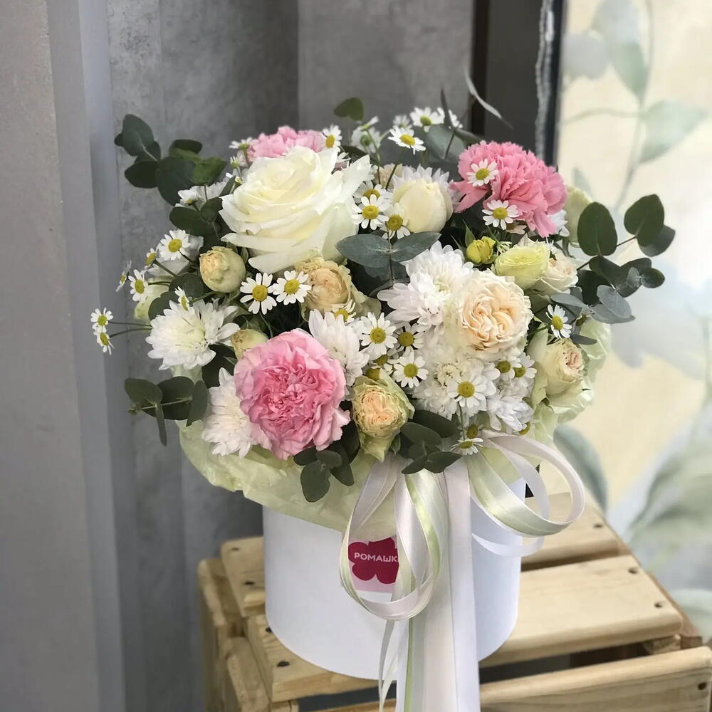 Нежная коробка🌸 с хризантемой, розой, ромашкой и эвкалиптом в желто-розовой гамме