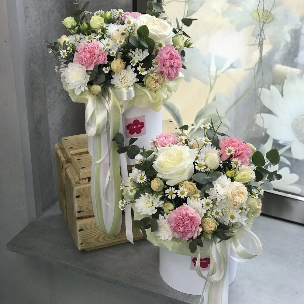 Нежная коробка🌸 с хризантемой, розой, ромашкой и эвкалиптом в желто-розовой гамме