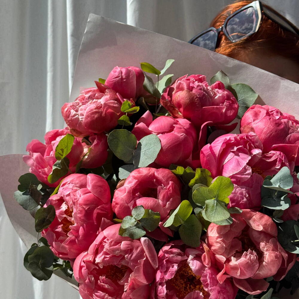 Букет тех самых трендовых коралловых пионов, которые меняют цвет