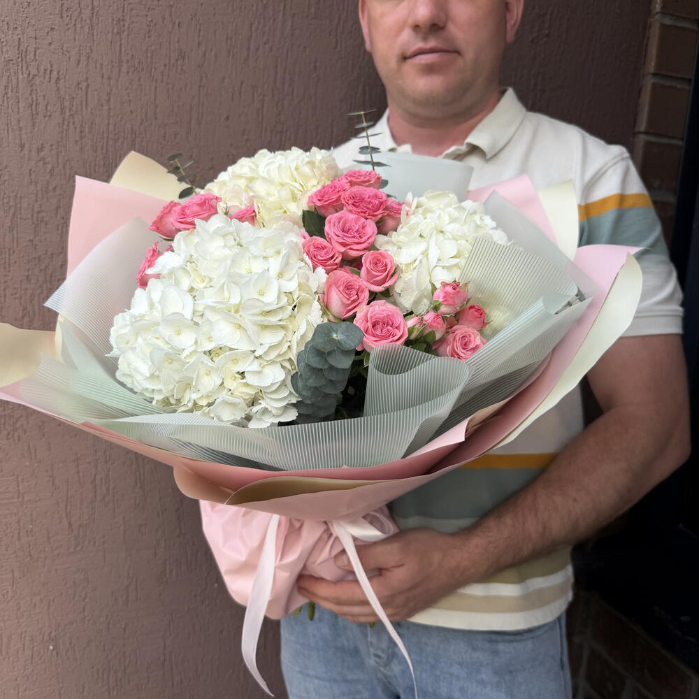Букет с гортензией и кустовыми розами
