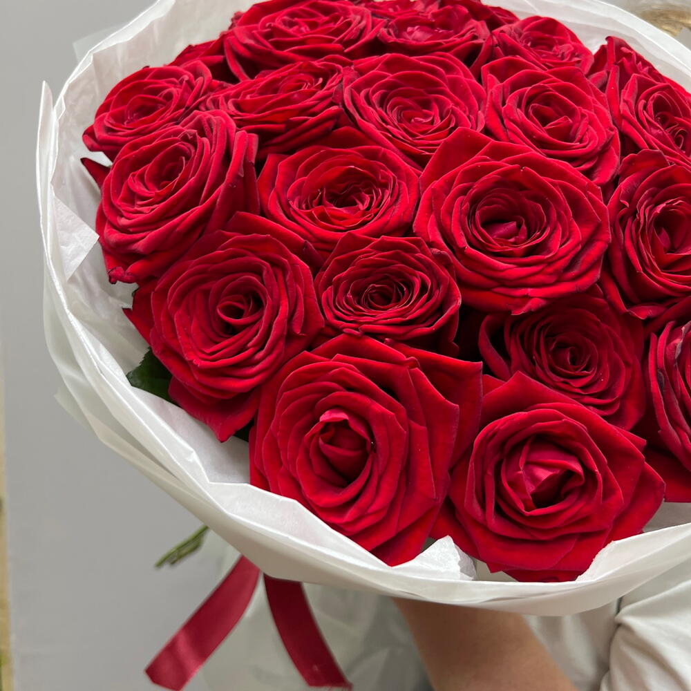 Моно букет из 25 бордовых роз ♥️