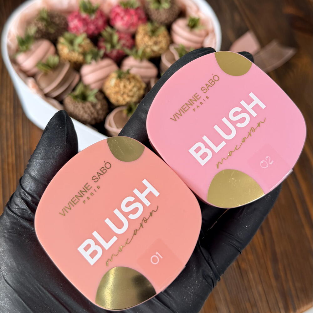Клубника в шоколаде Сердце М + подарок от Vivienne Sabo — румяна MACARON