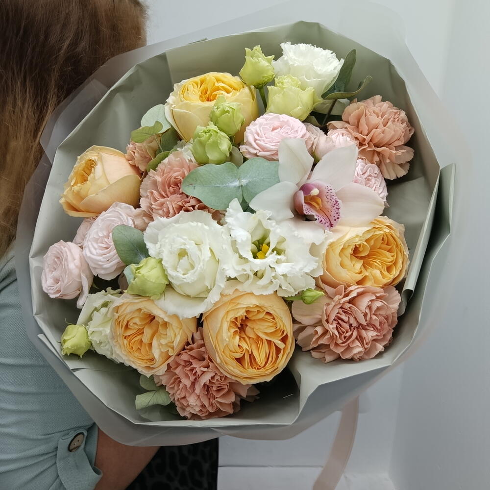 Букет роза пионовидная, орхидея, диантус, роза пионовидная кустовая, эвкалипт, дофаминовый