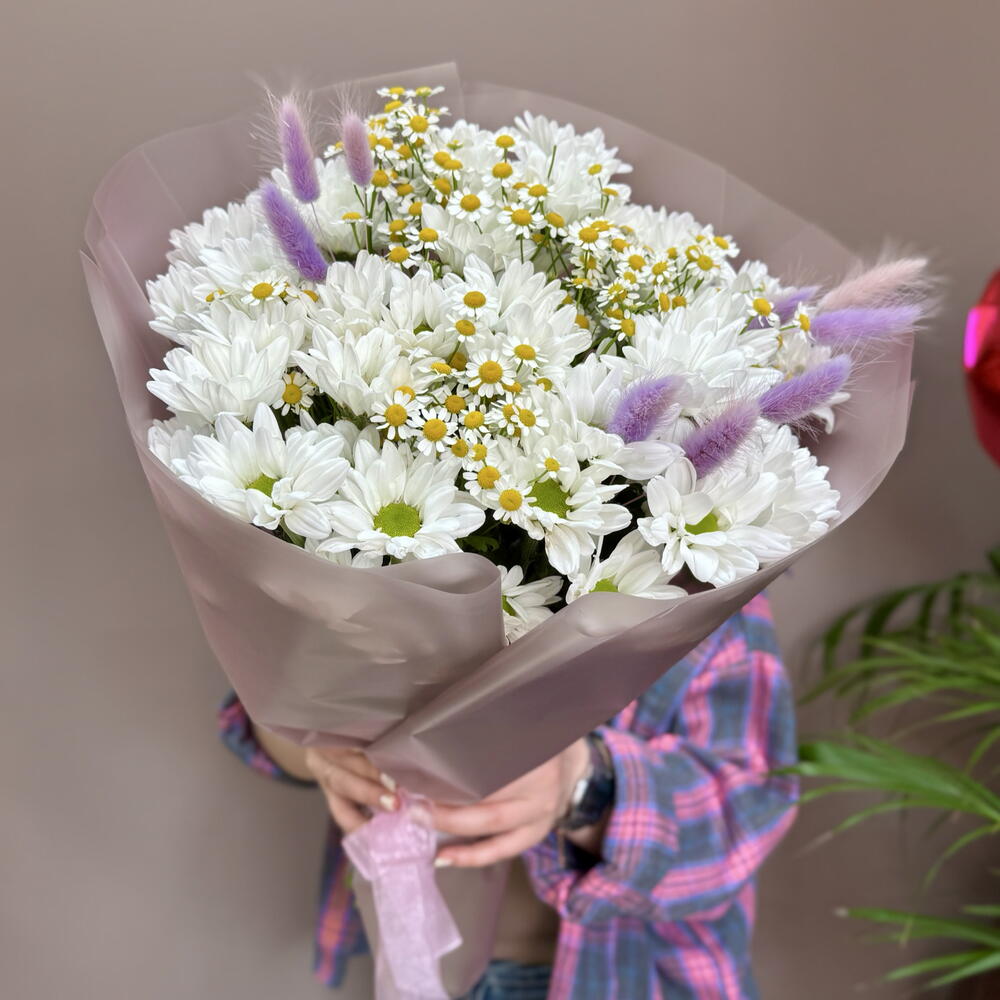 Букет из кустовых хризантем и ромашек