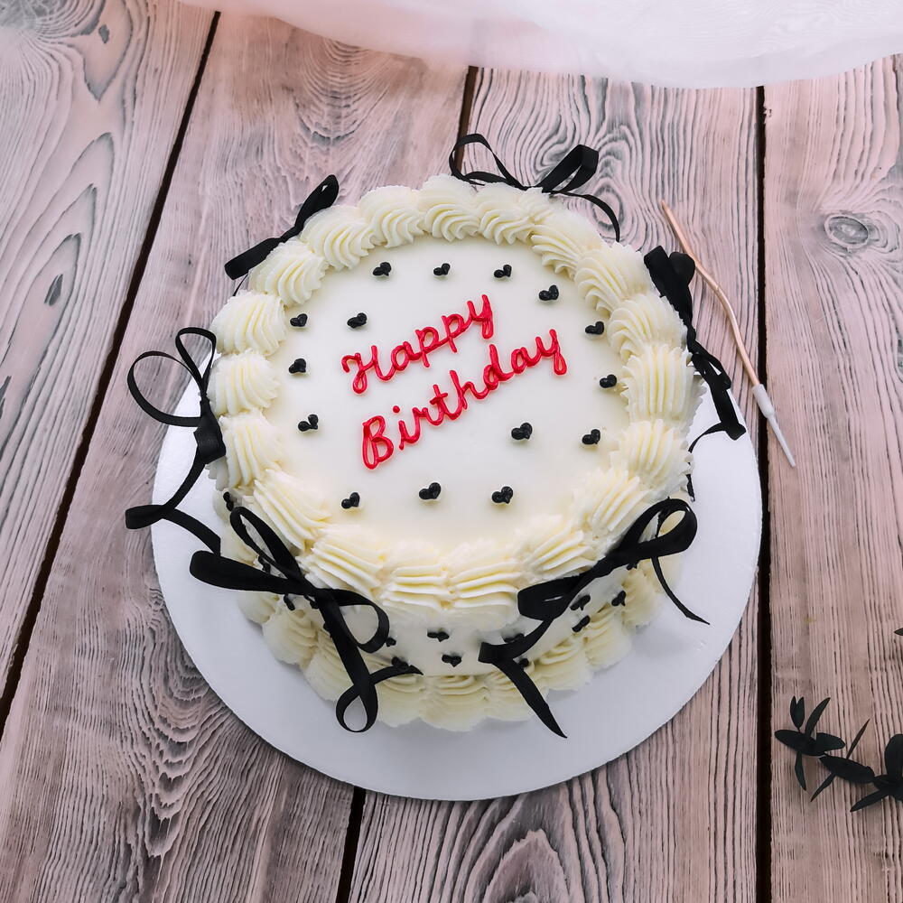Торт в стиле Ламбет с рюшами и надписью Happy Birthday с бантиками, 1,5кг