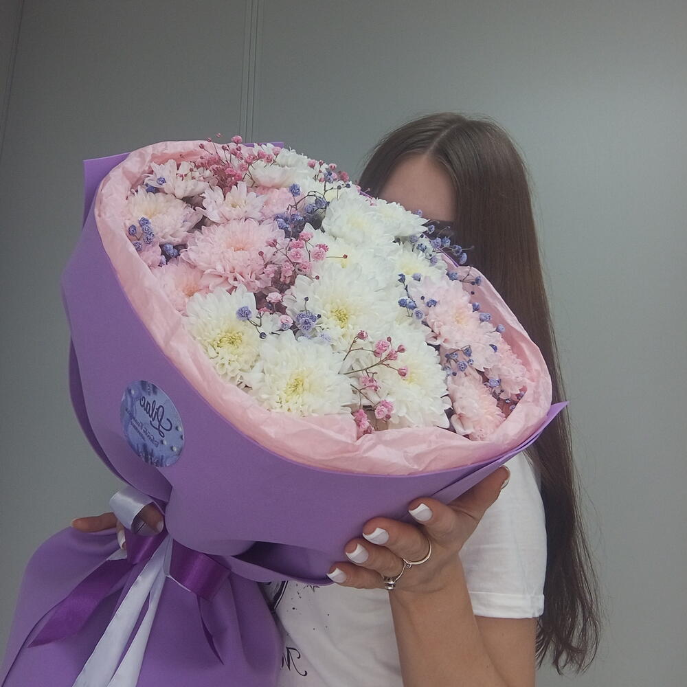 Букет из хризантем и гипсофилы💜