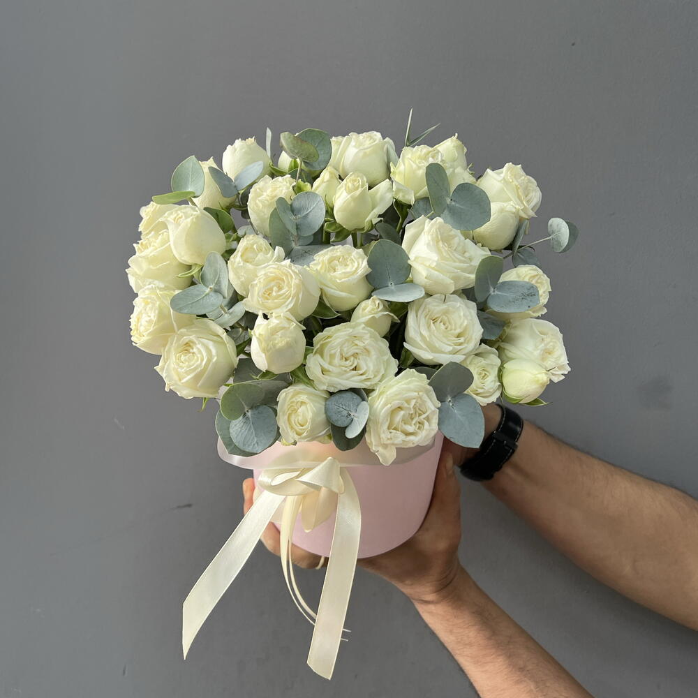Белые пионовидные розы Мисс Бомбастик с эвкалиптом в шляпной коробке 💞