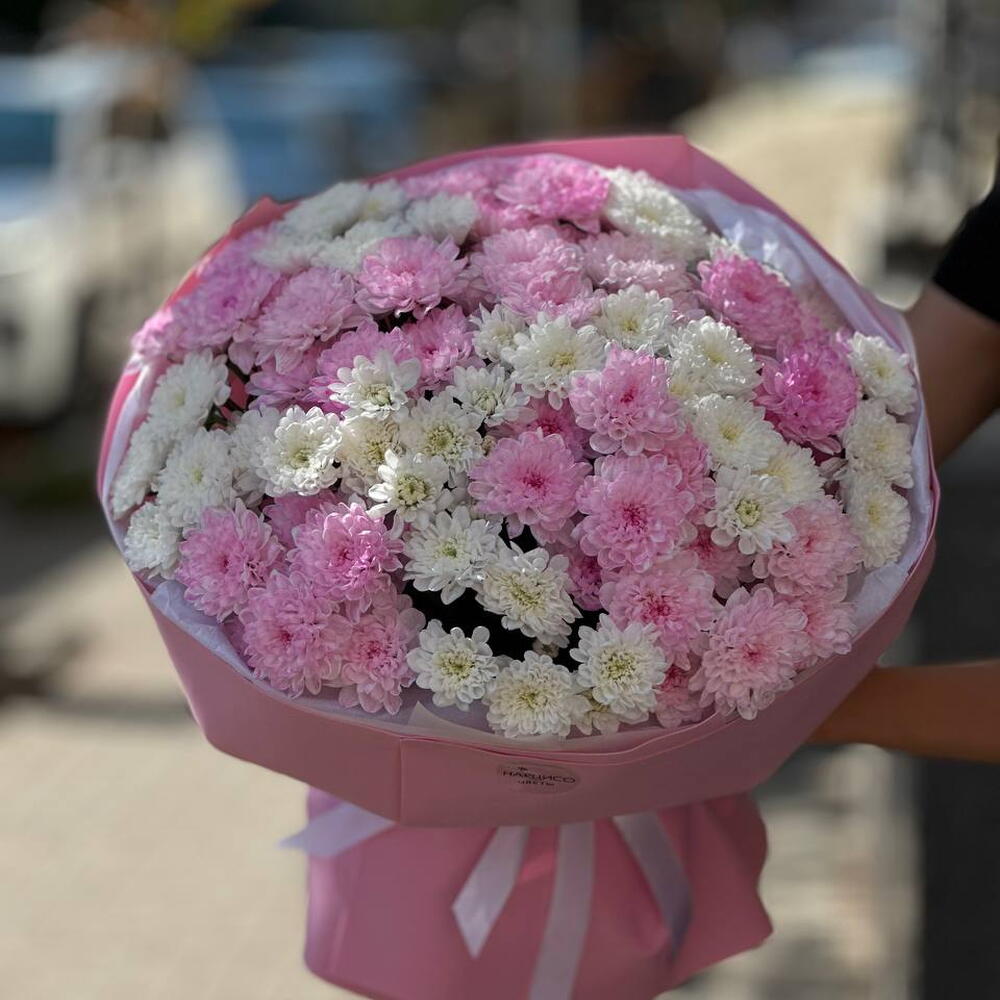 Букет из 15 кустовых бело-розовых хризантем