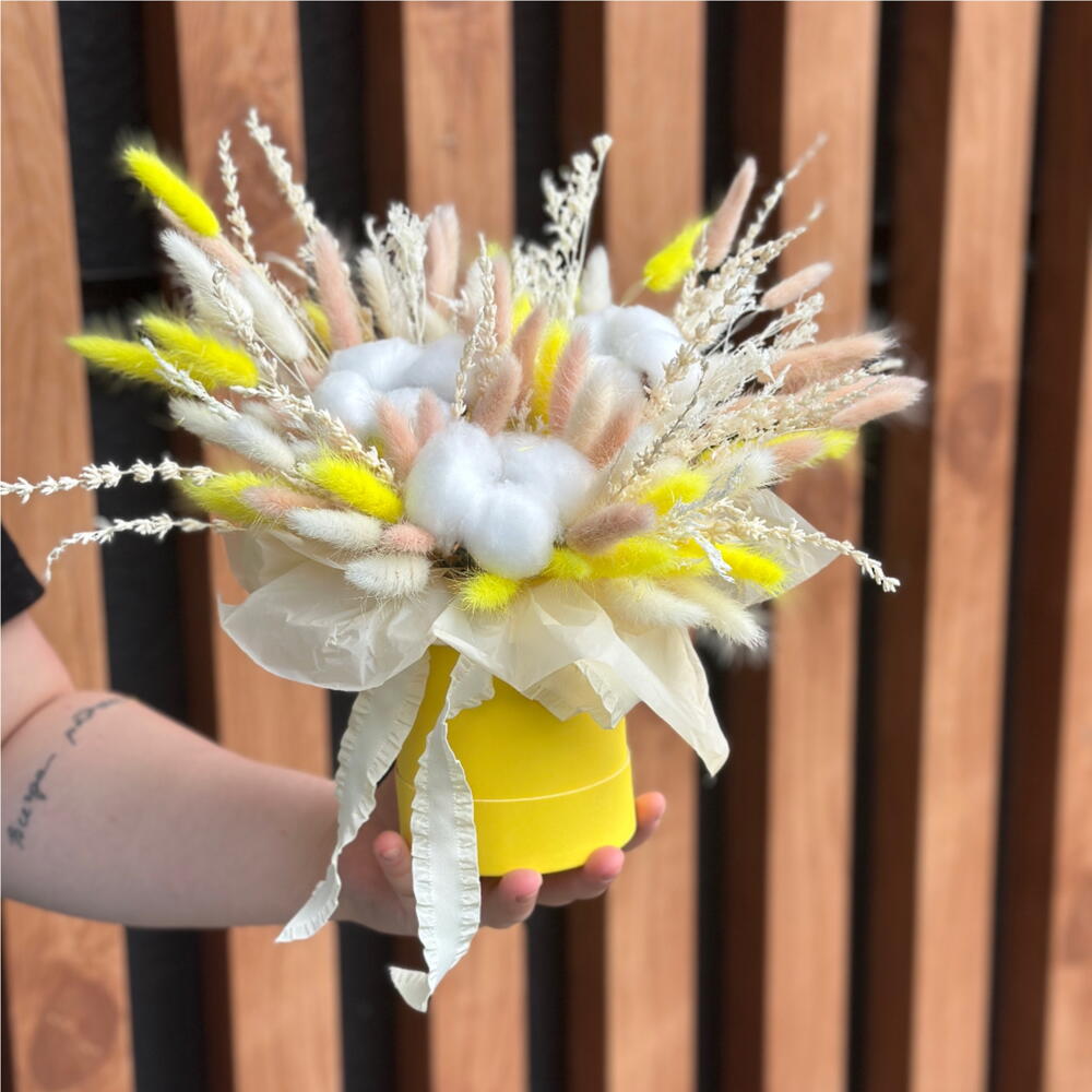 Шляпная коробка из сухоцветов: хлопка, лаванды, лимониума и лагуруса