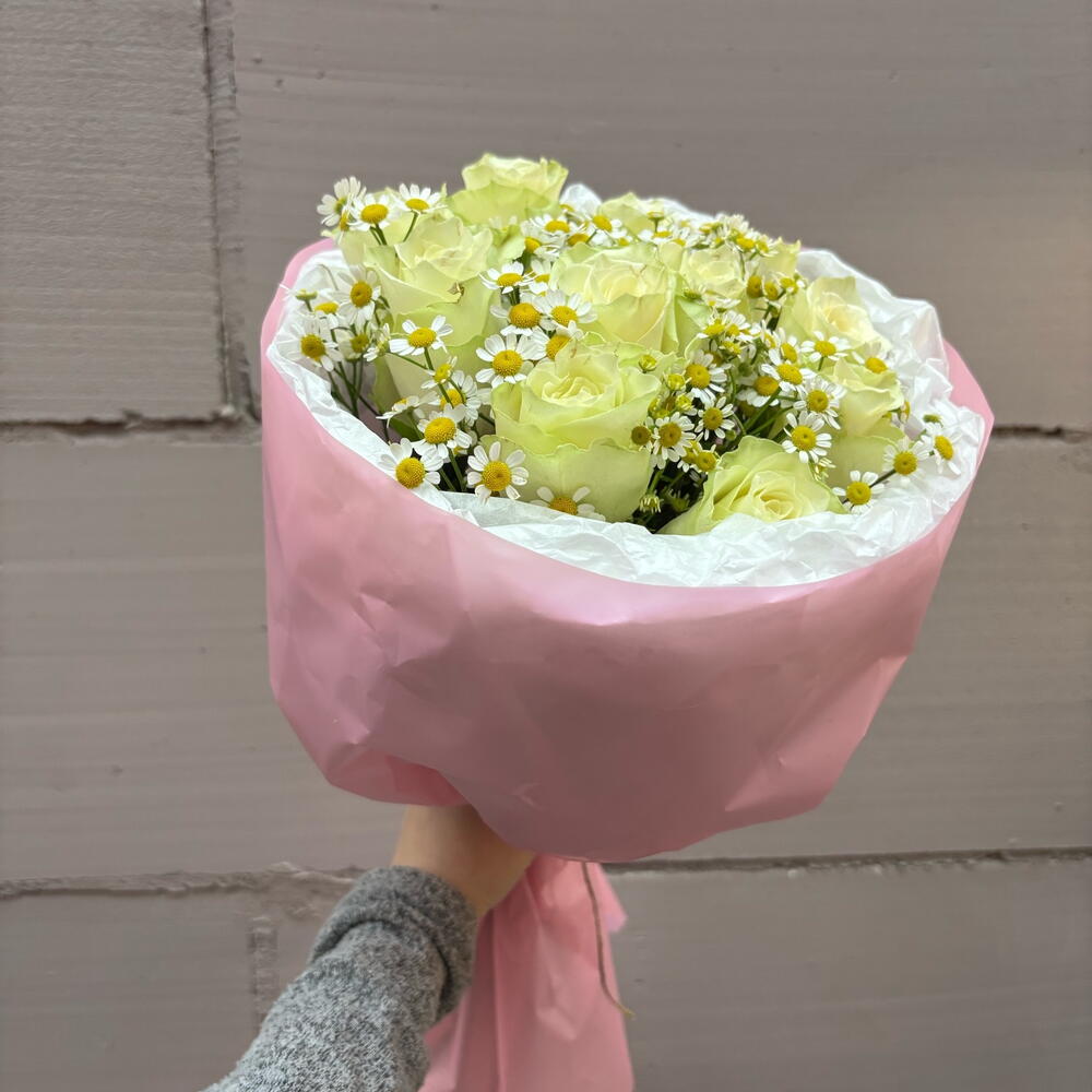 Сборный букет с ромашками и белыми розами