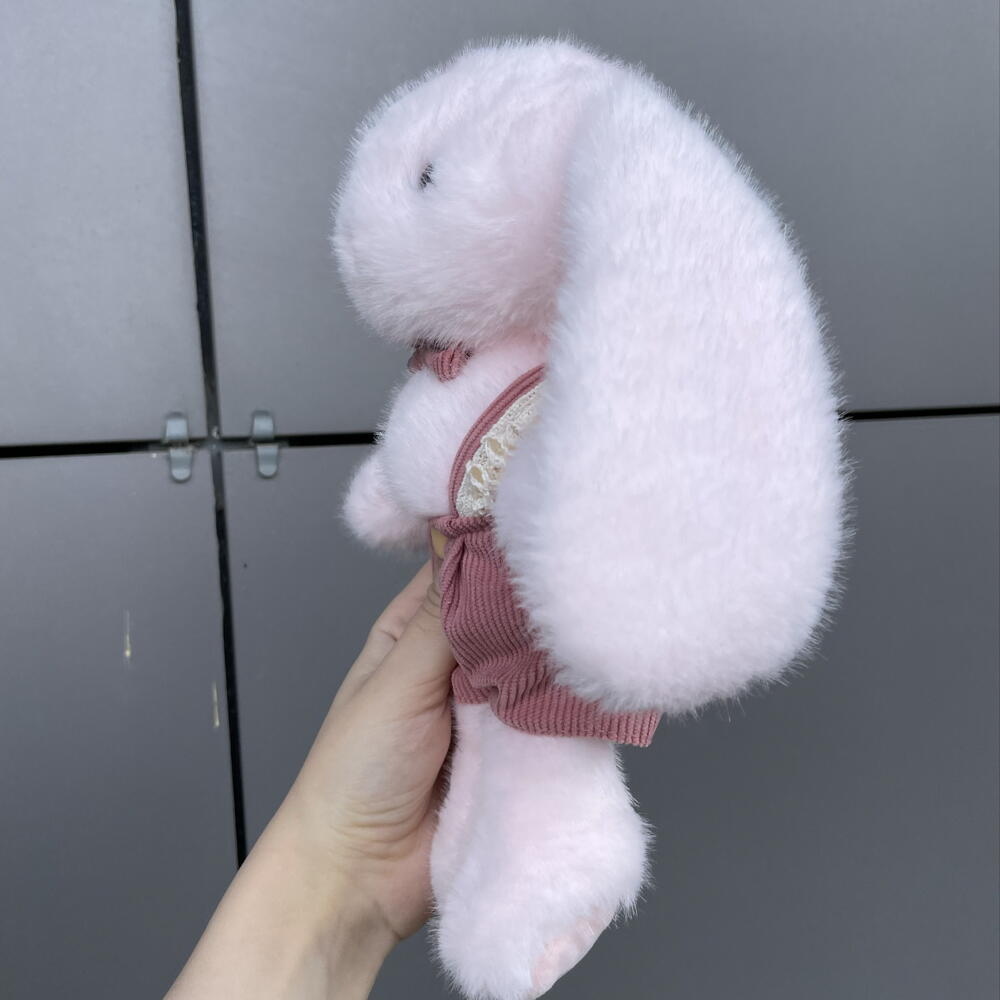 Плюшевый розовый зайка в костюме