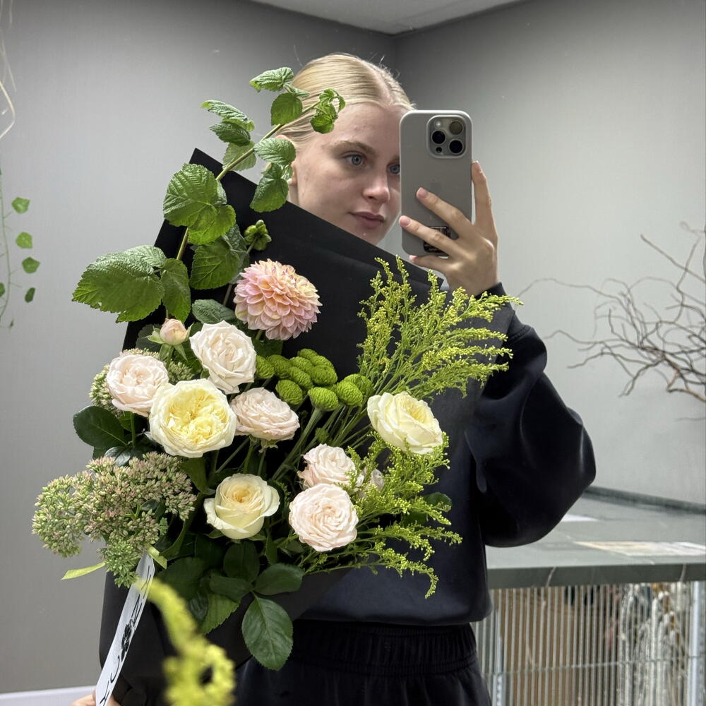 Необычный букет с розами